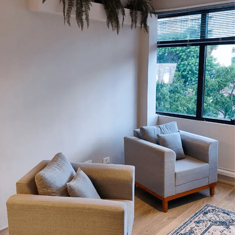 Poltronas do consultório com vista para a janela